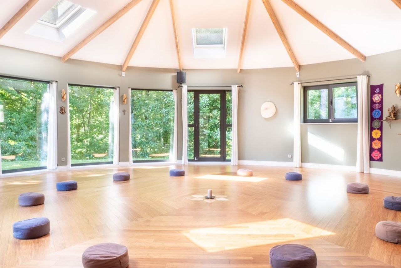 Trouver la salle idéale à louer pour organiser un atelier bien-être, yoga ou développement personnel en Belgique
